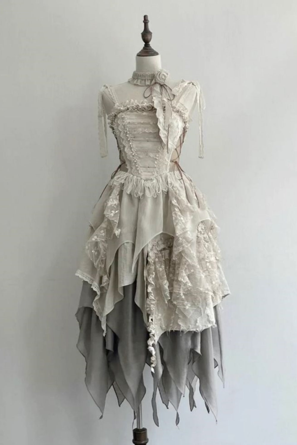 Robe asymétrique à volants en dentelle bicolore grise et blanche gh6396