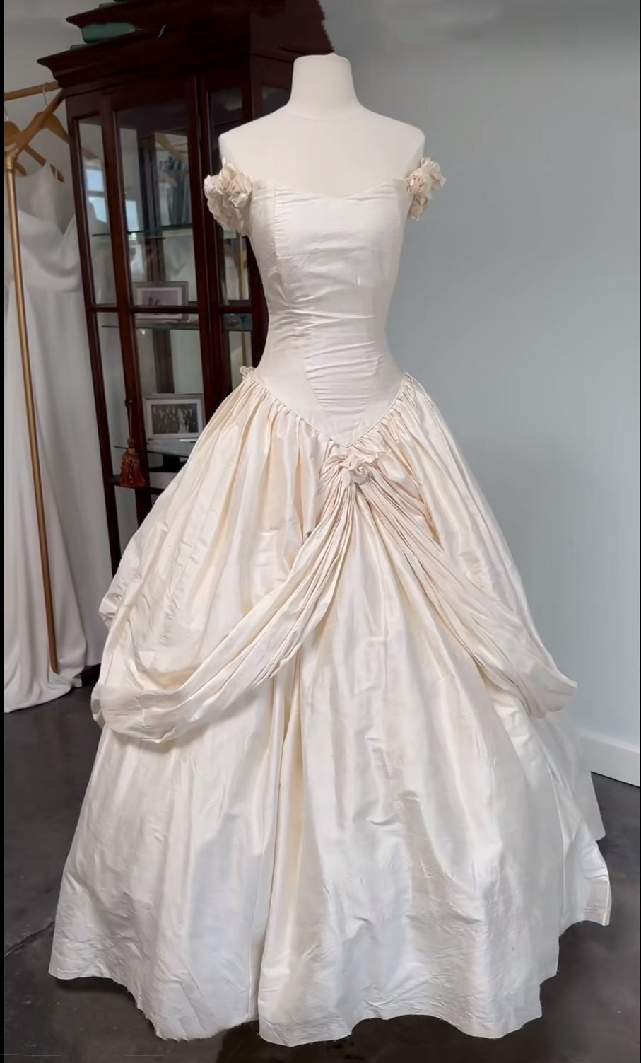 Ivory Retro Satin Ball Gown: Off-the-shoulder Bud Sleeve, Waist-cinched Ruffle, Palace-style Wedding Bridal Dress gh6597