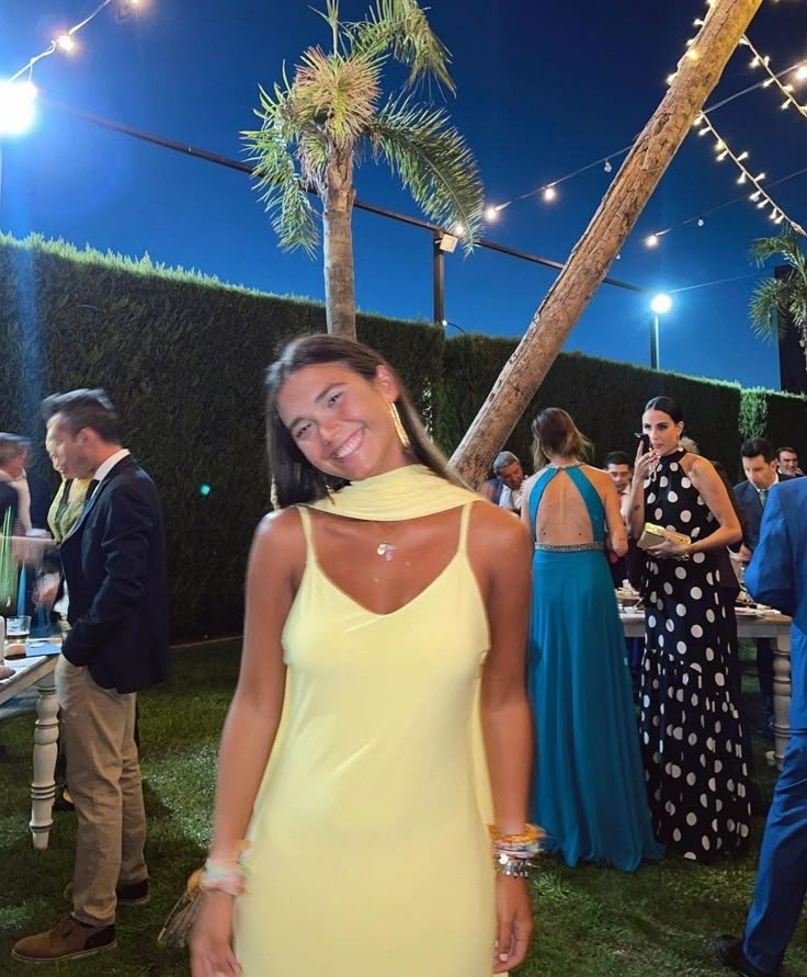 Robe de soirée longue en mousseline de soie à volants et bretelles spaghetti jaune élégante gh3382