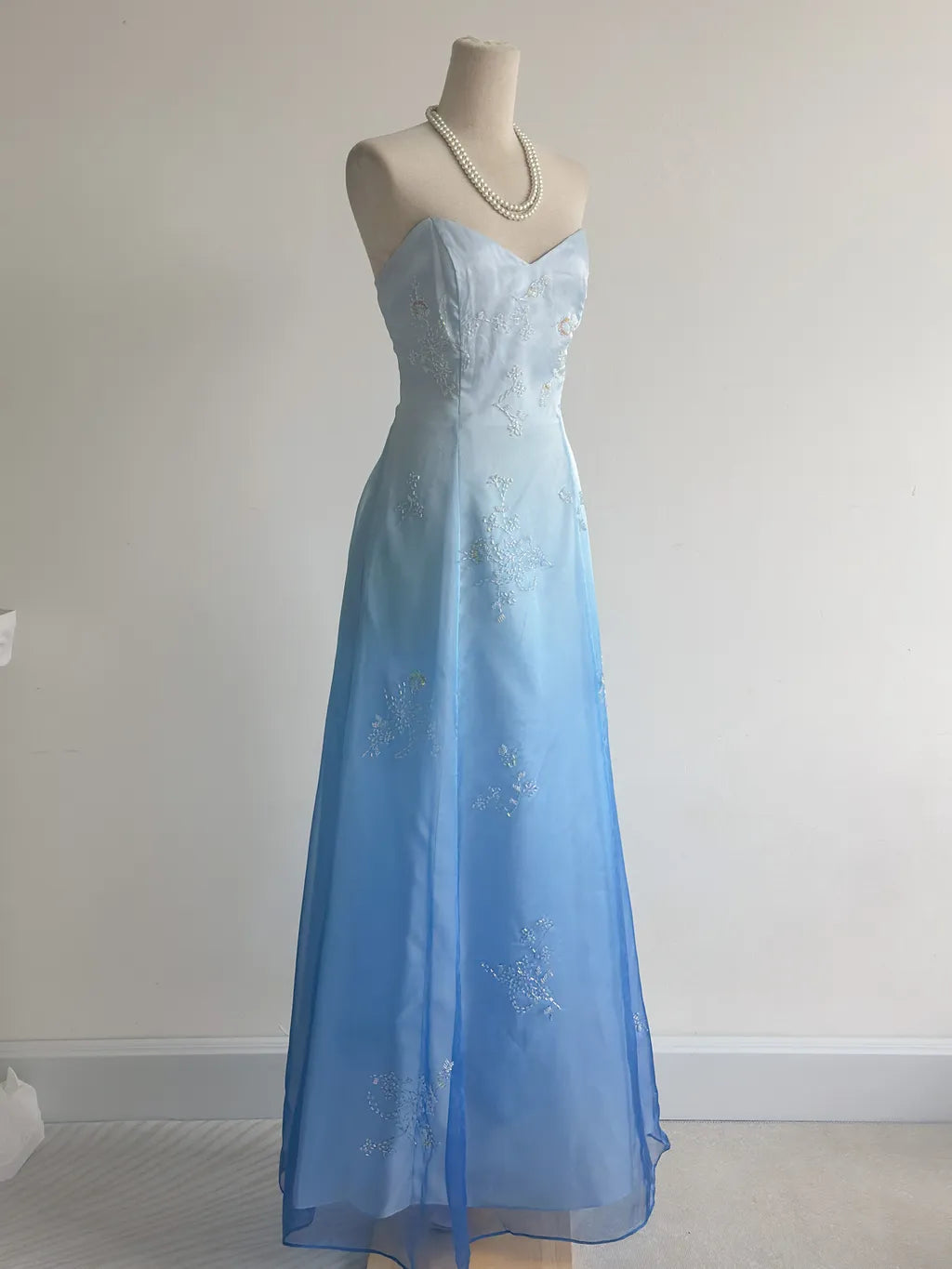 Girlhomeshops – Blau-weißes, exquisites, florales, modisches, bodenlanges Ballkleid mit Farbverlauf, Tube-Top, gh5515