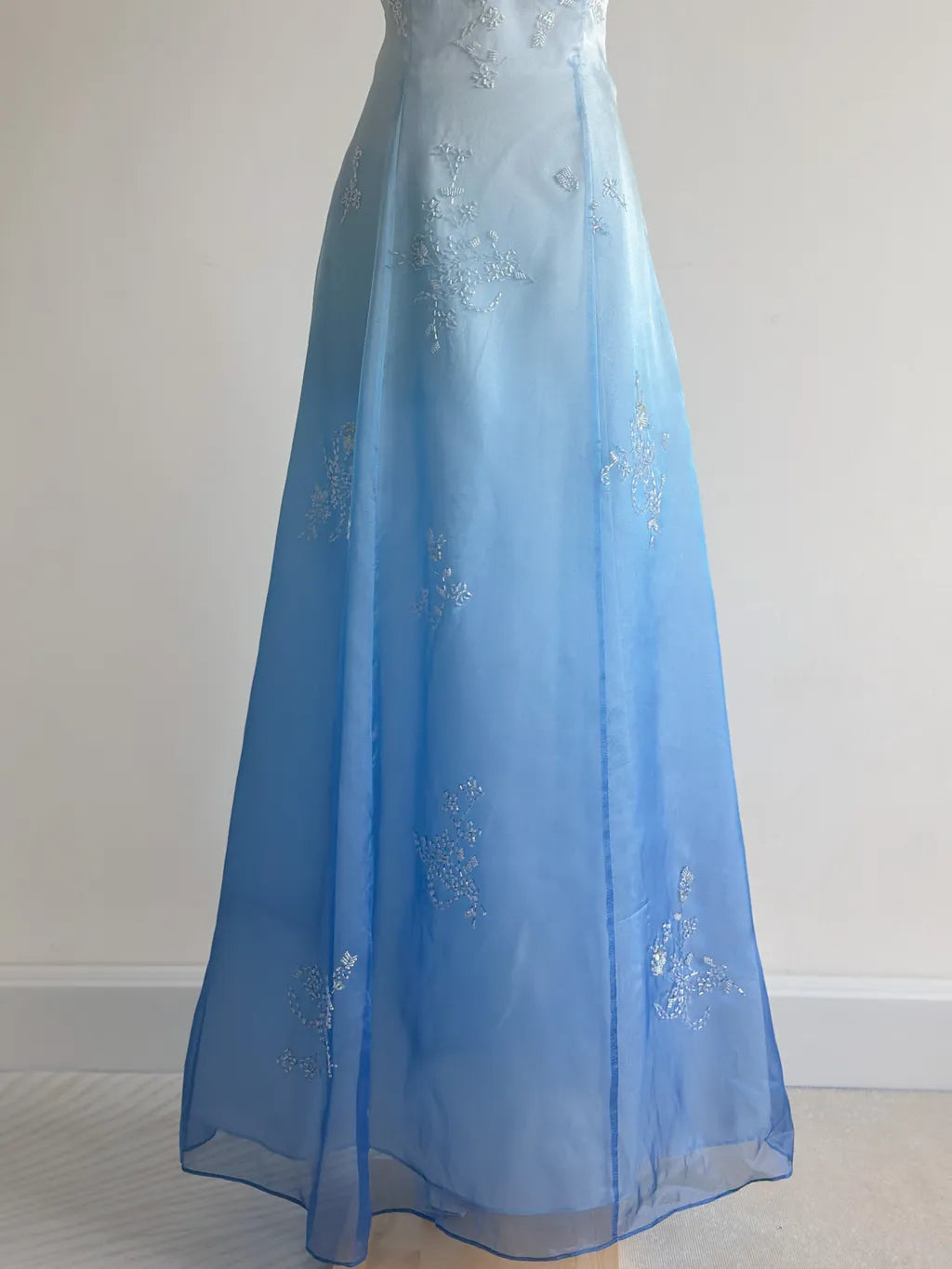 Girlhomeshops – Blau-weißes, exquisites, florales, modisches, bodenlanges Ballkleid mit Farbverlauf, Tube-Top, gh5515