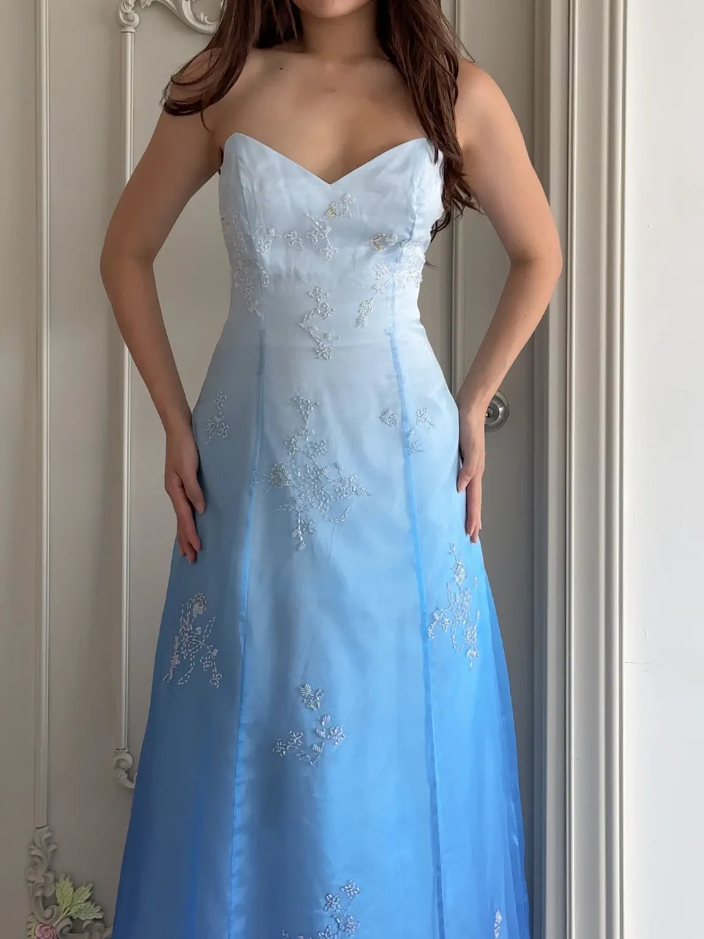 Girlhomeshops – Blau-weißes, exquisites, florales, modisches, bodenlanges Ballkleid mit Farbverlauf, Tube-Top, gh5515