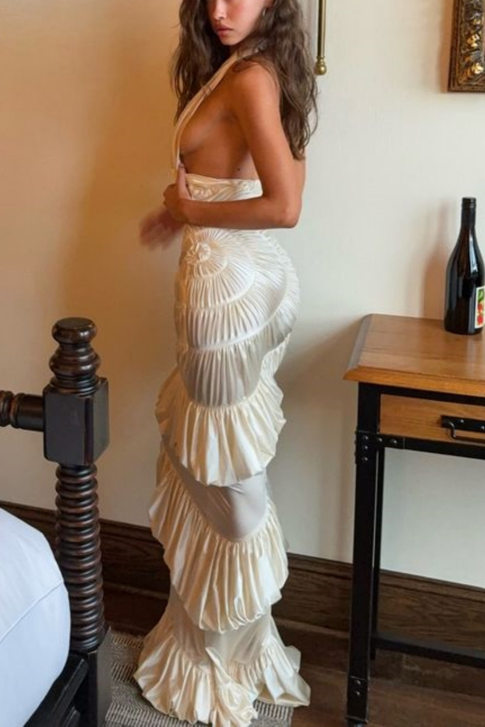 Luxuriöses, glamouröses Neckholder-Abendkleid mit tiefem V-Ausschnitt und offenem Rücken | Cremefarbenes, gerafftes Meerjungfrauen-Maxikleid aus Satin für Galas, rote Teppiche und exklusive gesellschaftliche Anlässe gh6438