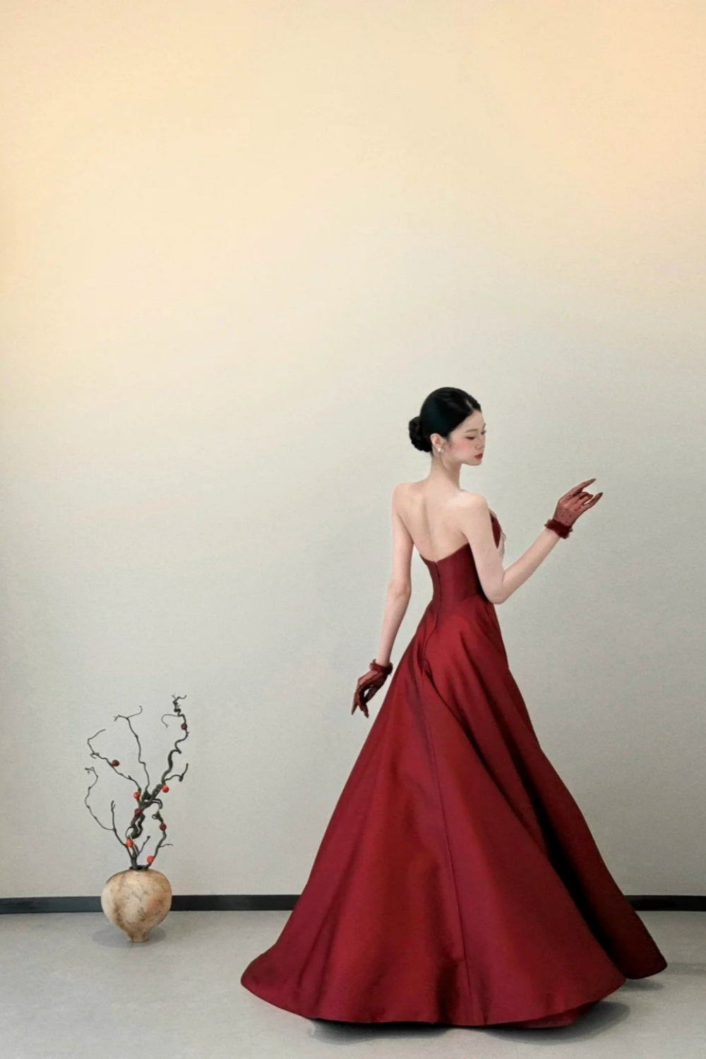 girlhomeshops - Rotes, langärmliges, schulterfreies, figurbetontes, bodenlanges Ballkleid aus Satin gh5962