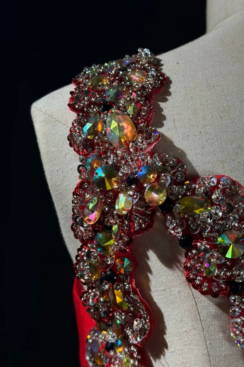 girlhomeshops-Glamouröses, glänzendes, rotes Ballkleid mit einer Schulter und Kristallen, gh5849