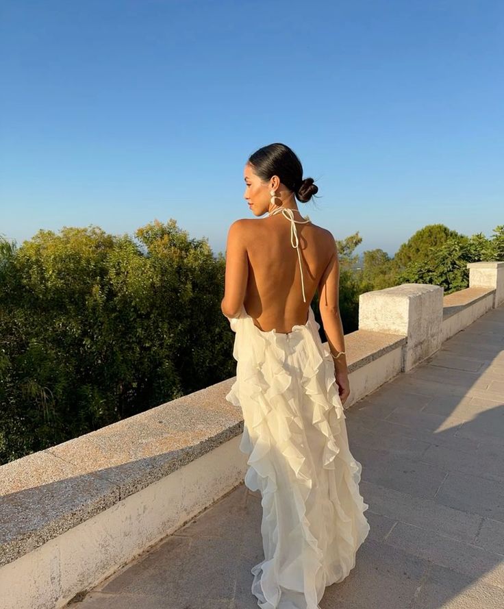 Weißes elegantes Trägerkleid mit Rüschen und langem Chiffon-Abschlussball-/Abendkleid für Hochzeitsgäste gh3052