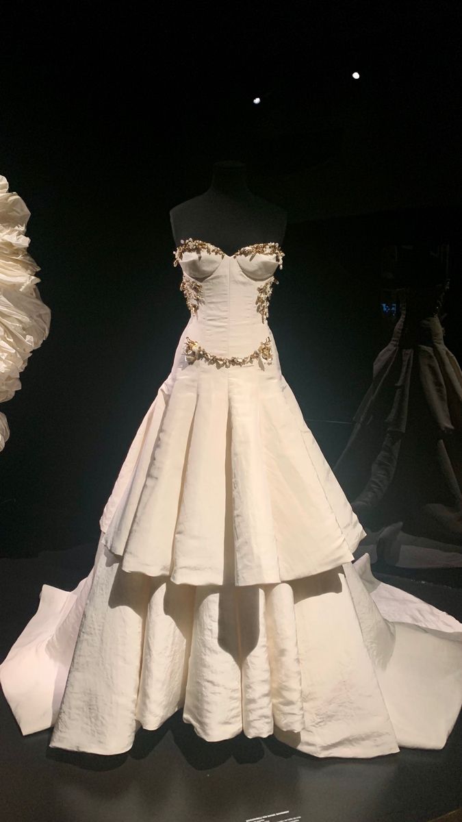 Girlhomeshops - Robe de mariée longue à volants, ivoire et or, avec traîne et perles, gh5389