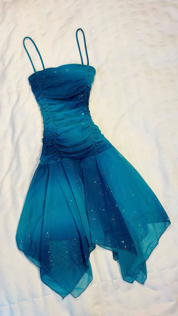 Robe courte asymétrique à bretelles spaghetti et bustier bleu paon dégradé en mousseline : tissu mousseline, finitions froncées, paillettes étoiles, silhouette à volants féériques, robe de cocktail gh6620