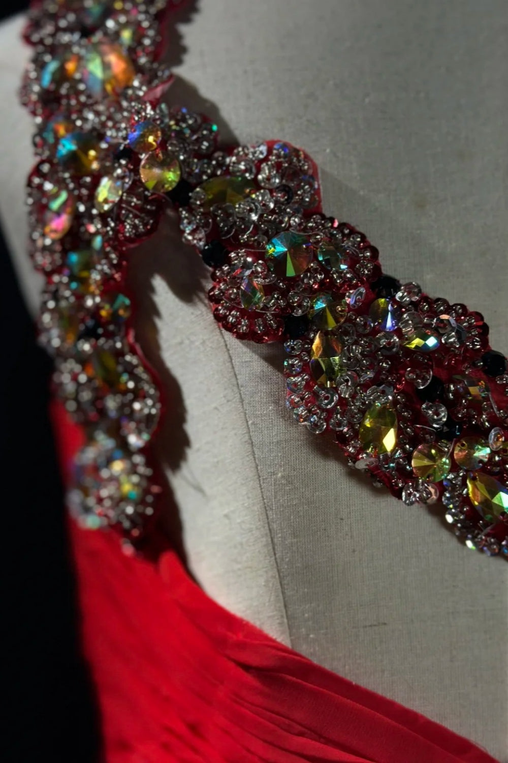 girlhomeshops-Glamouröses, glänzendes, rotes Ballkleid mit einer Schulter und Kristallen, gh5849