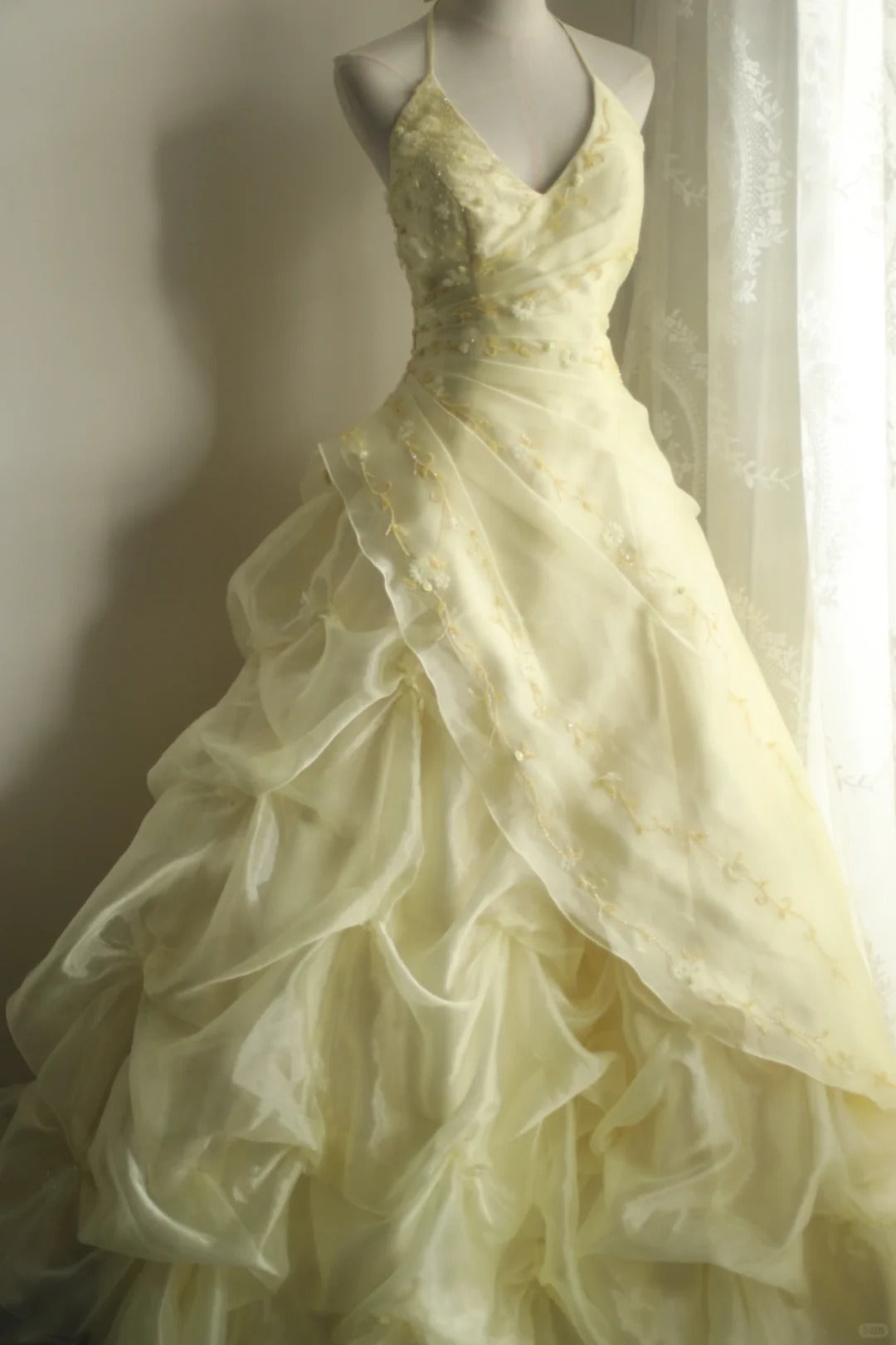 Girlhomeshops - Gelbes Retro Neckholder-Hochzeitskleid im Prinzessinnenstil, gh5425