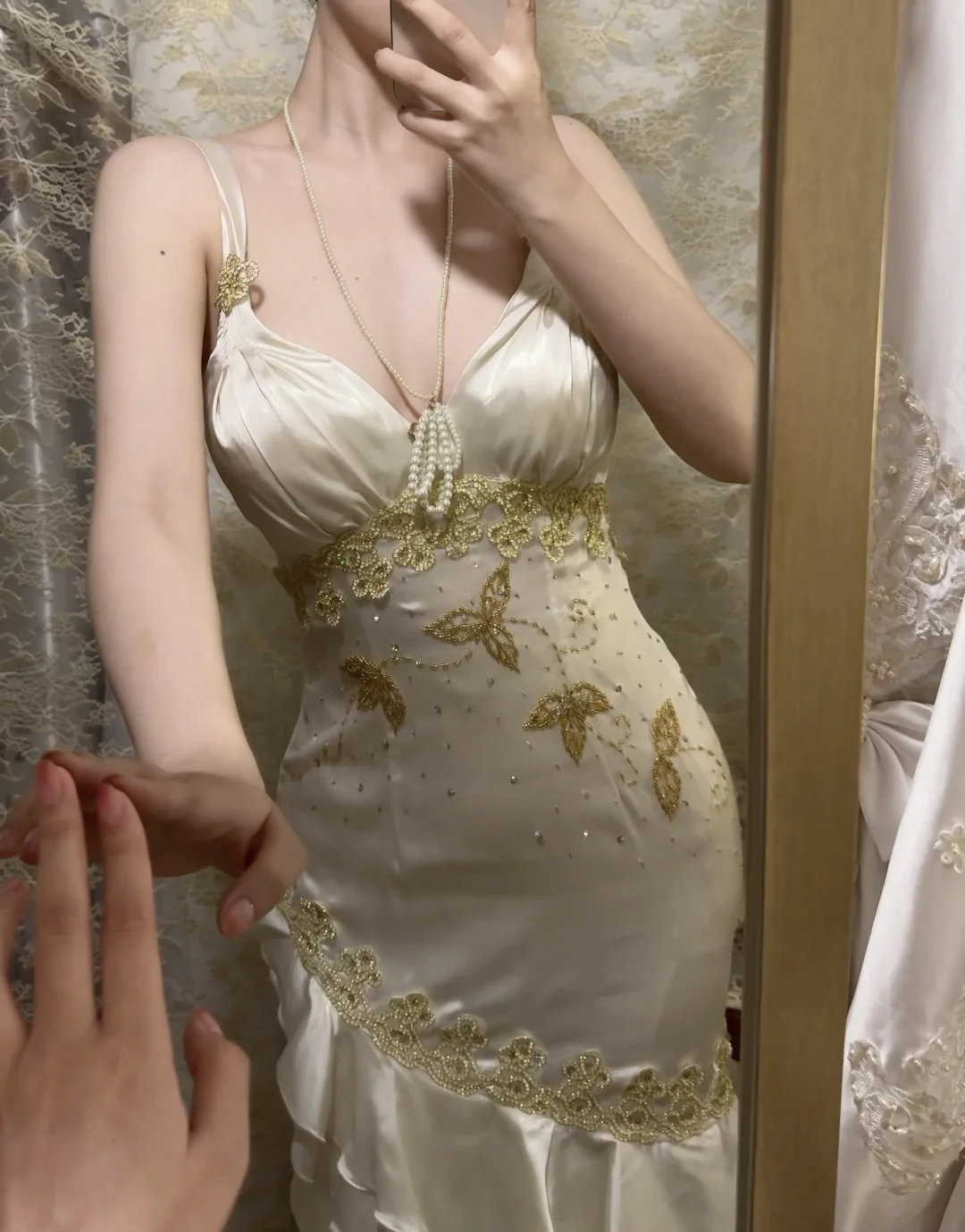 Robe de soirée longue en satin ivoire, élégante, avec perles dorées, coupe sirène, à volants, coupe ajustée, gh4252