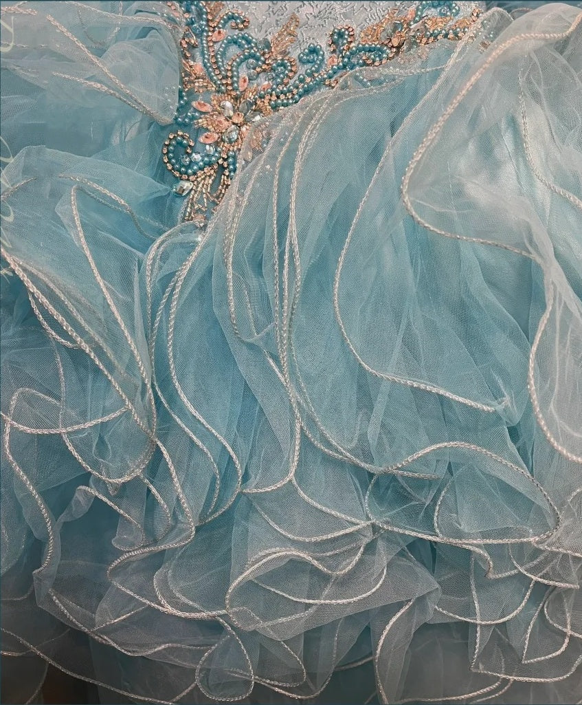 Wunderschönes, blaues, langes, mit Perlen besetztes Ballkleid aus Organza-Tüll gh4431