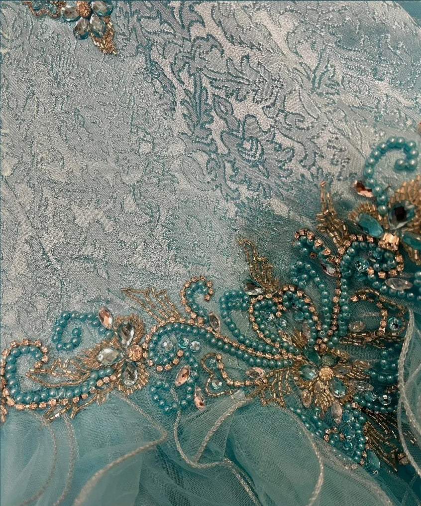 Wunderschönes, blaues, langes, mit Perlen besetztes Ballkleid aus Organza-Tüll gh4431