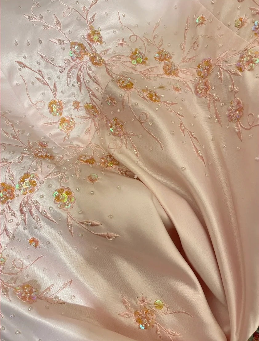 Robe de soirée longue en satin rose clair avec perles et papillons gh4486