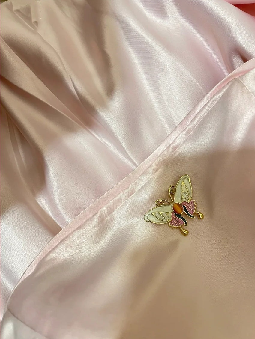 Robe de soirée longue en satin rose clair avec perles et papillons gh4486