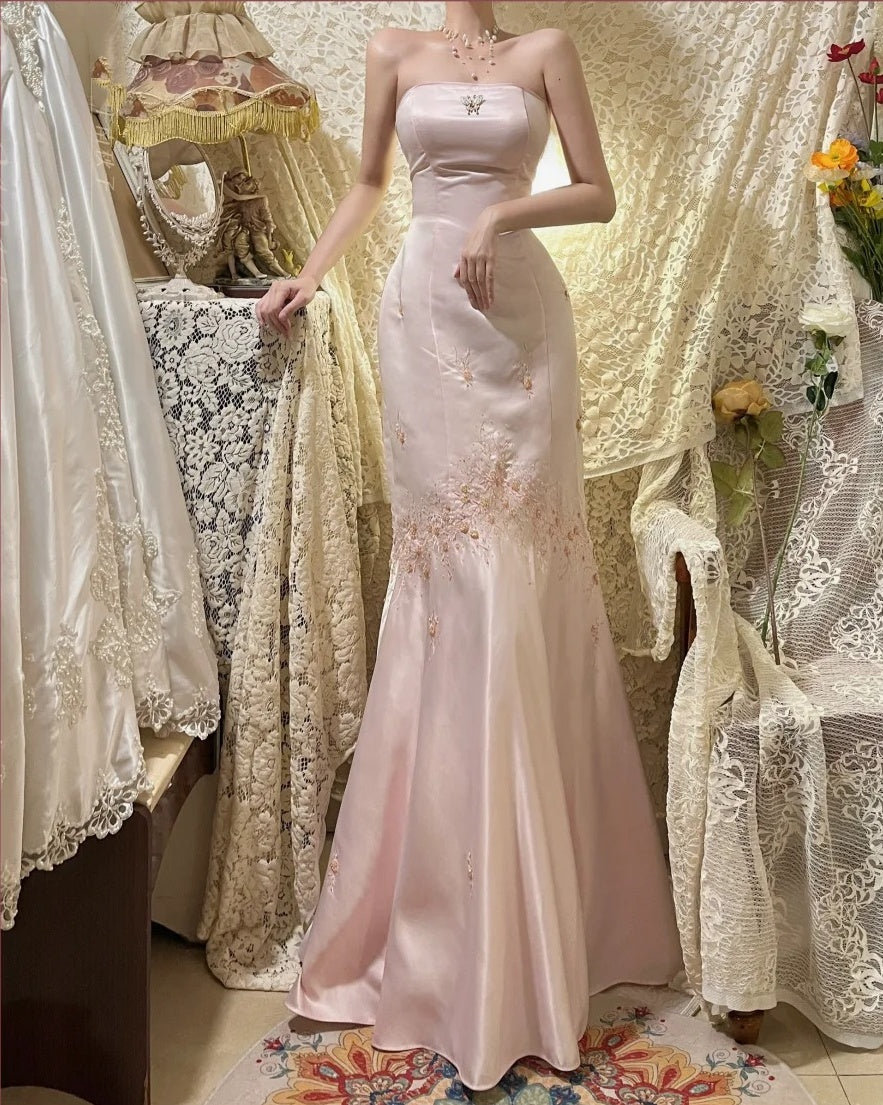 Robe de soirée longue en satin rose clair avec perles et papillons gh4486