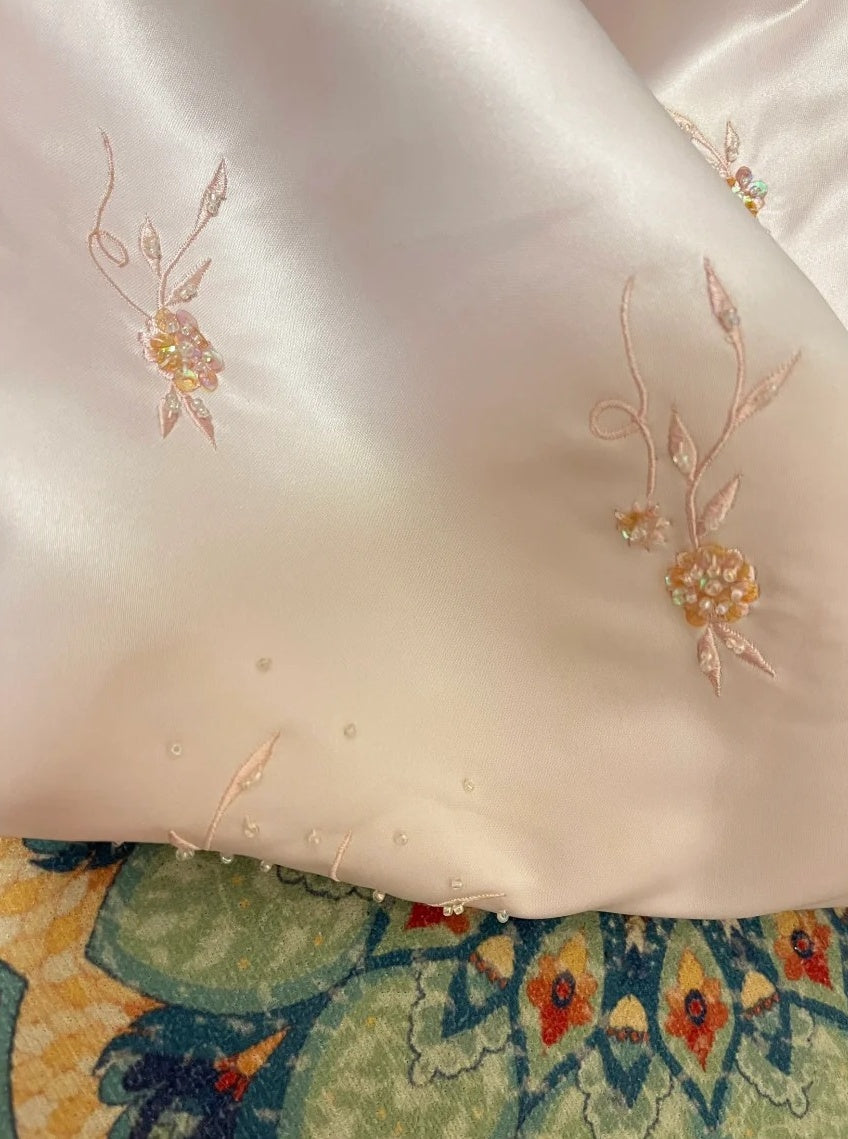 Robe de soirée longue en satin rose clair avec perles et papillons gh4486