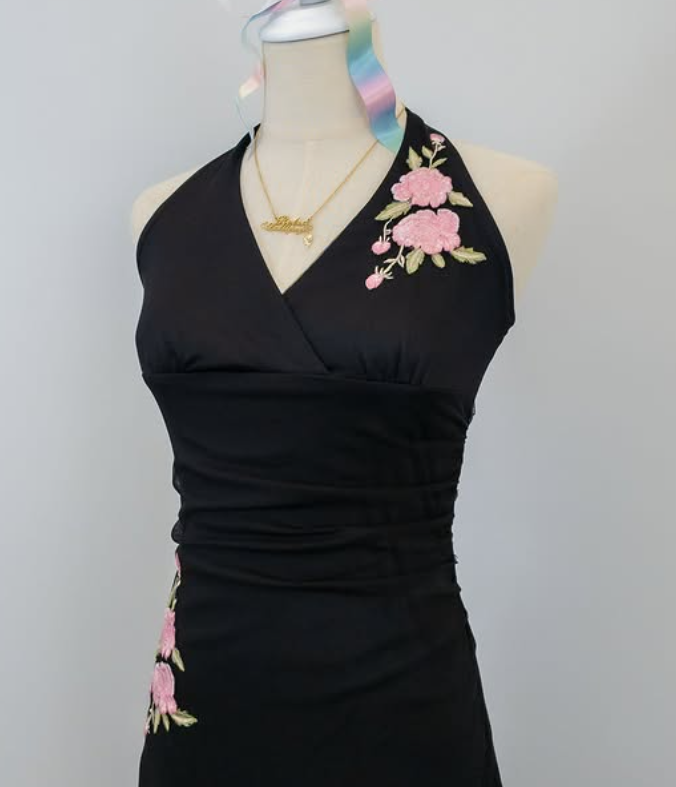 Robe de bal longue/mi-longue en mousseline de soie, noire, vintage, col licou, broderie florale rose, gh4652