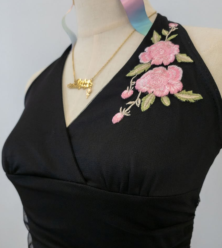 Robe de bal longue/mi-longue en mousseline de soie, noire, vintage, col licou, broderie florale rose, gh4652