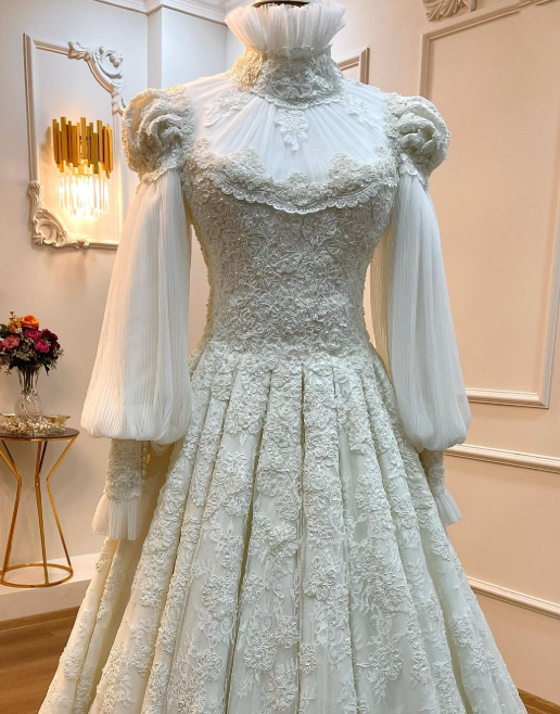 Vintage-Kleid mit Puffärmeln, Schleppe aus Spitze und Tüll | Edwardianisches Ballkleid im Maxi-Stil mit hohem Kragen für Hochzeit, Braut, Gala und Ball gh6409