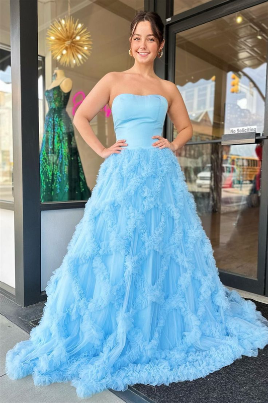 Robe de bal longue sans bretelles en tulle bleu clair à volants gh2775