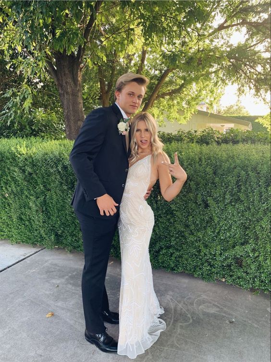 Rückenfreies Ballkleid mit V-Ausschnitt und Spaghettiträgern gh2856