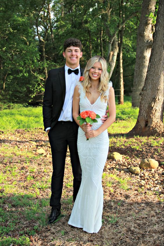 Robe de mariée fourreau blanche à col en V gh2855