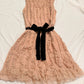 girlhomeshops - Robe courte sans manches en mousseline rose nude avec volants et ceinture en velours gh6314