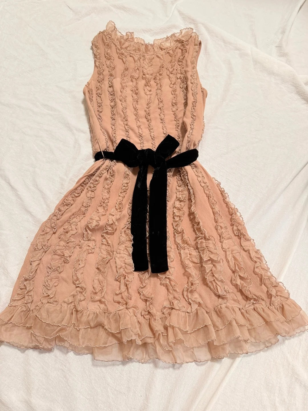 girlhomeshops - Robe courte sans manches en mousseline rose nude avec volants et ceinture en velours gh6314
