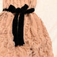 girlhomeshops - Robe courte sans manches en mousseline rose nude avec volants et ceinture en velours gh6314