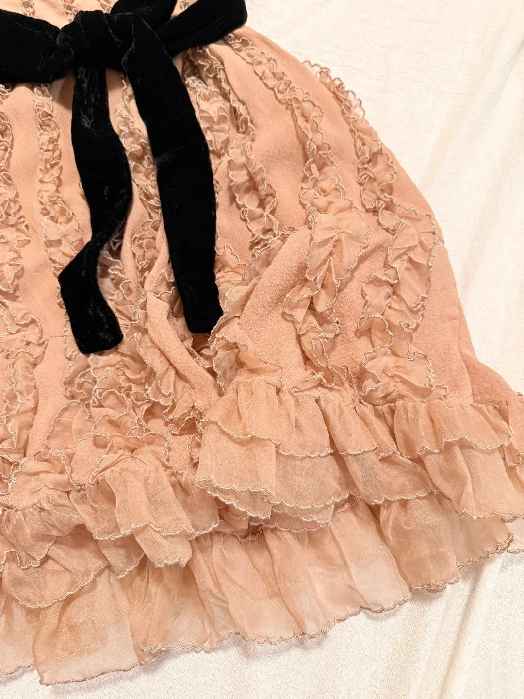 girlhomeshops - Robe courte sans manches en mousseline rose nude avec volants et ceinture en velours gh6314