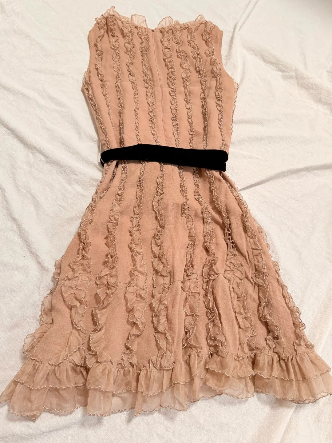 girlhomeshops - Robe courte sans manches en mousseline rose nude avec volants et ceinture en velours gh6314