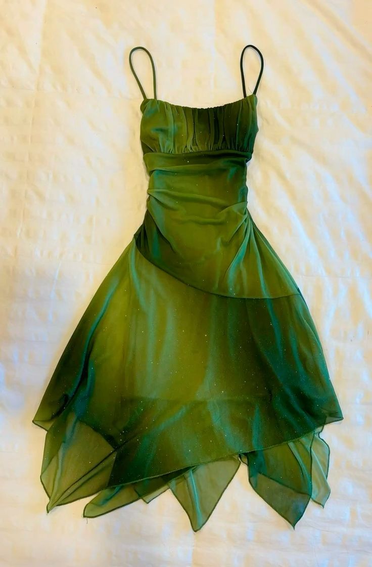 Robe courte asymétrique bustier à fines bretelles en mousseline vert foncé dégradée : tissu mousseline, finitions froncées, paillettes étoiles, silhouette à volants féériques, robe de cocktail gh6622