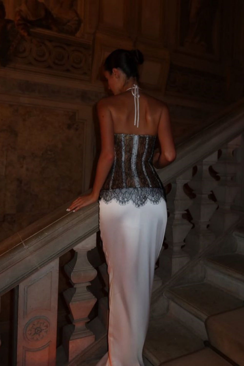 Luxuriöses Vintage-Glamour-Kleid im Neckholder-Stil mit Cut-outs | Cremefarbenes Maxikleid aus Satin mit kontrastierender Spitze und schwarzem Spitzenbesatz für Galas, Retro-Mottopartys und exklusive gesellschaftliche Anlässe gh6439