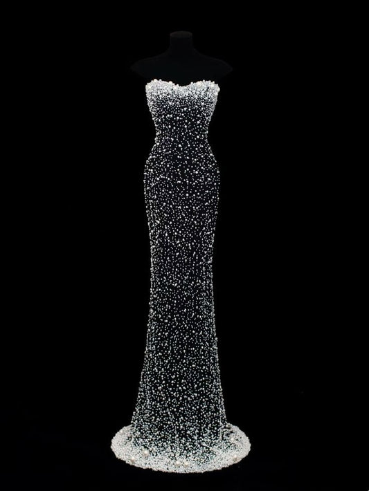 Girlhomeshops-Weiß und Schwarz wunderschöne exquisite Perlen glänzend elegante lange herzförmigen Kragen Ballkleid Abendkleid gh5408