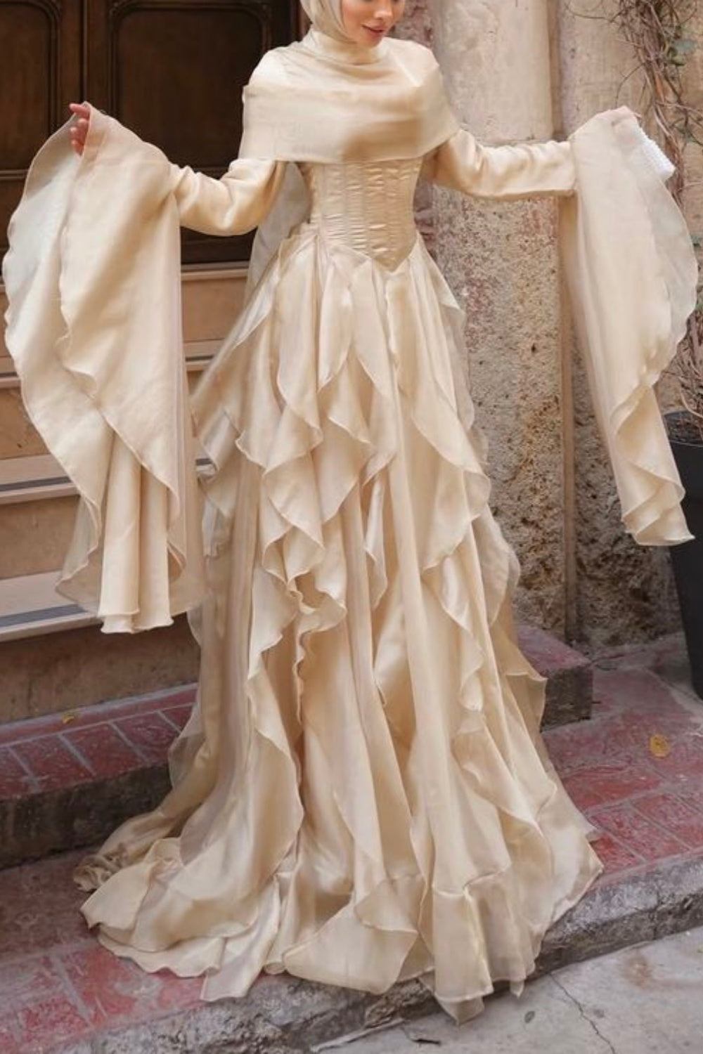 Champagnergoldenes, gestuftes, tailliertes Abendkleid mit ausgestellten Ärmeln gh6405