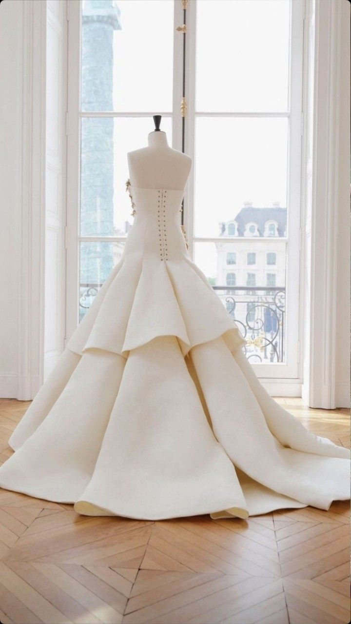 Girlhomeshops - Robe de mariée longue à volants, ivoire et or, avec traîne et perles, gh5389