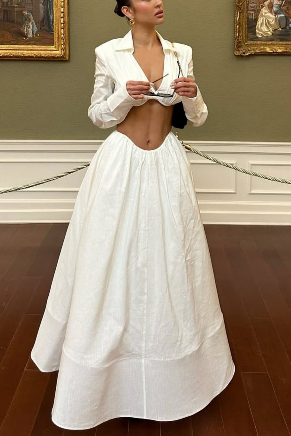 Elegantes, luxuriöses Set-Kleid mit Cut-outs im extravaganten Stil | Weißes Bandeau-Top im Hemdblusen-Stil + bodenlanger Ballkleidrock für Kunstausstellungen, Galas und gesellschaftliche Anlässe gh6437