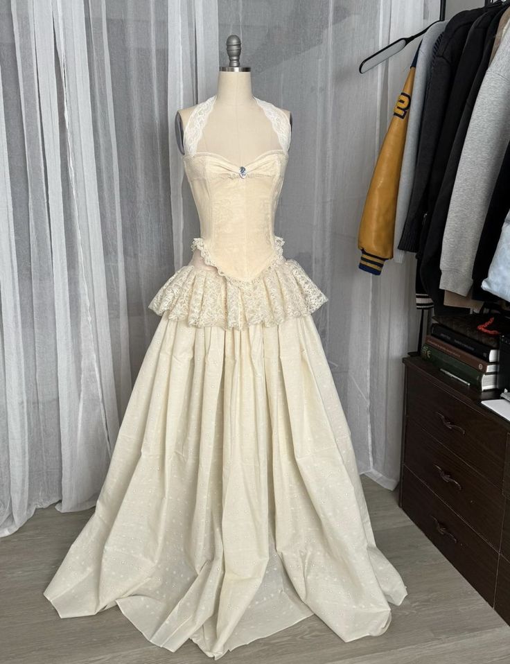 Ärmelloses, halterloses Champagnerfarbenes Spitzenkleid mit Schleppe | Luxuriöses Maxikleid mit Korsett und Rüschen für den Galaball gh6464