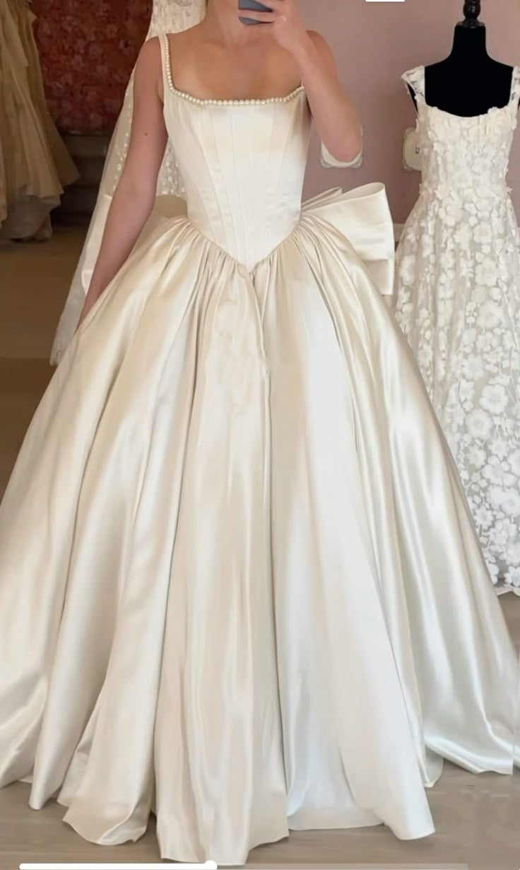Brautkleid aus Satin mit Perlen, quadratischem Ausschnitt, Schleife am Rücken und Perlenverzierung gh6399
