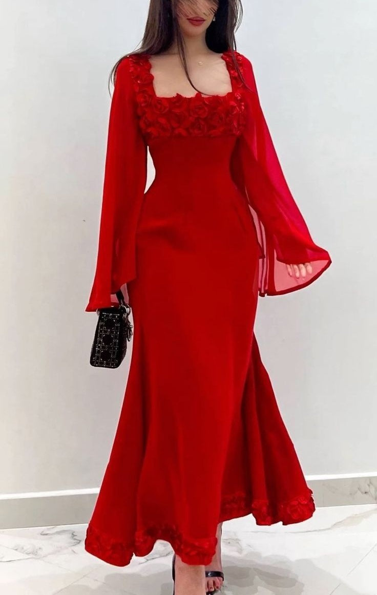 Romantisches rotes Kleid im französischen Stil: Üppige Blütenblattverzierung, fließender Stoff, Partykleid gh6596