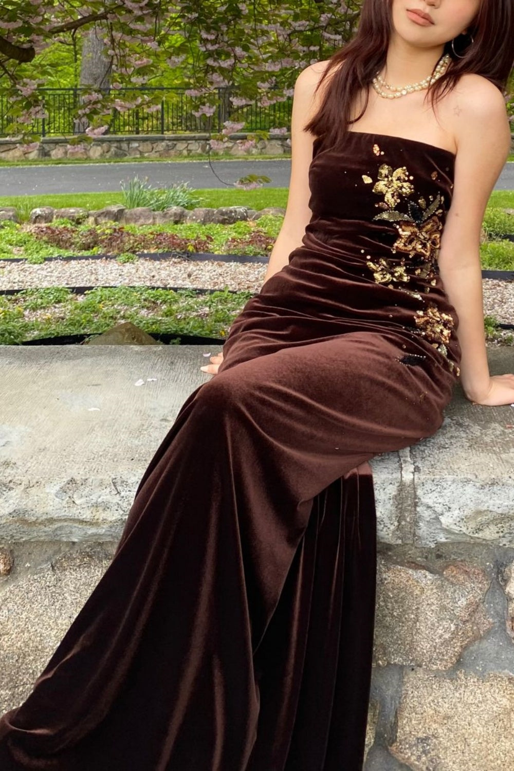 Robe bandeau en velours marron foncé doré : coupe sirène ajustée, ornement floral, robe longue de soirée rétro de luxe gh6605