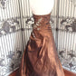 Robe de soirée longue élégante en satin avec appliques vintage marron et superbe gh3313
