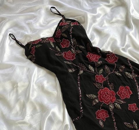 Wunderschönes, enges, trägerloses, exquisites, langes Ballkleid-Abendkleid aus Tüll mit roten Rosen und Perlen gh3157