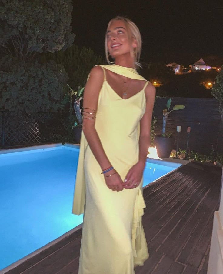 Robe de soirée longue en mousseline de soie à volants et bretelles spaghetti jaune élégante gh3382