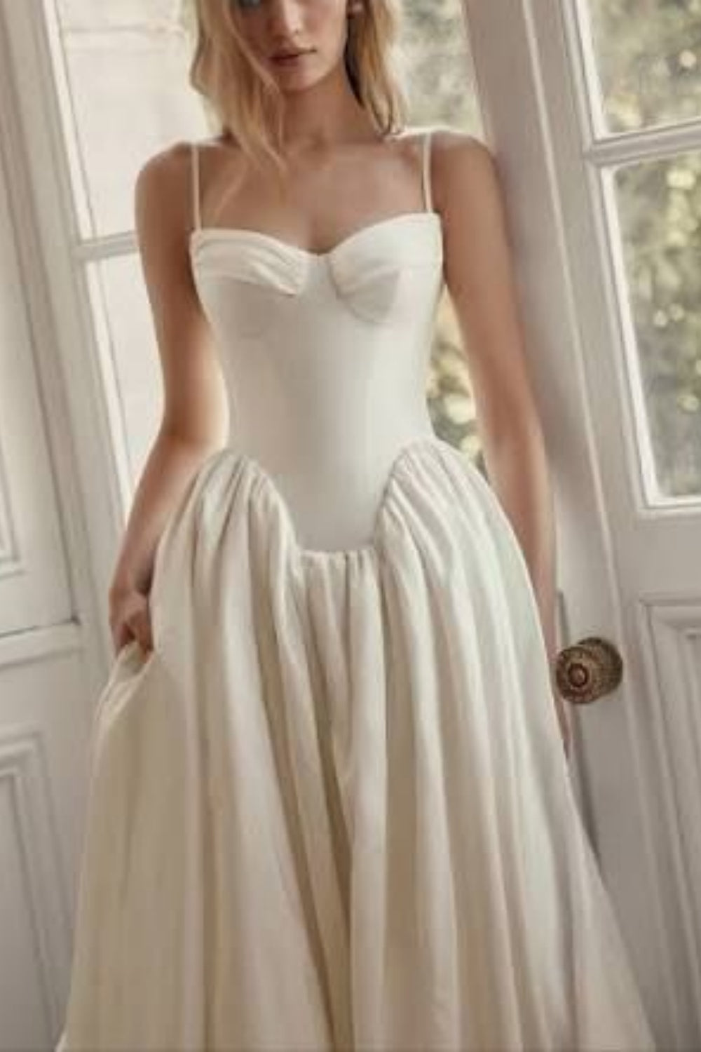 Robe bustier rétro légère à fines bretelles | Robe maxi en satin cintrée à la taille et jupe ample, idéale pour un mariage en extérieur, des fiançailles, un dîner de gala ou une soirée de demoiselles d'honneur (gh6417)
