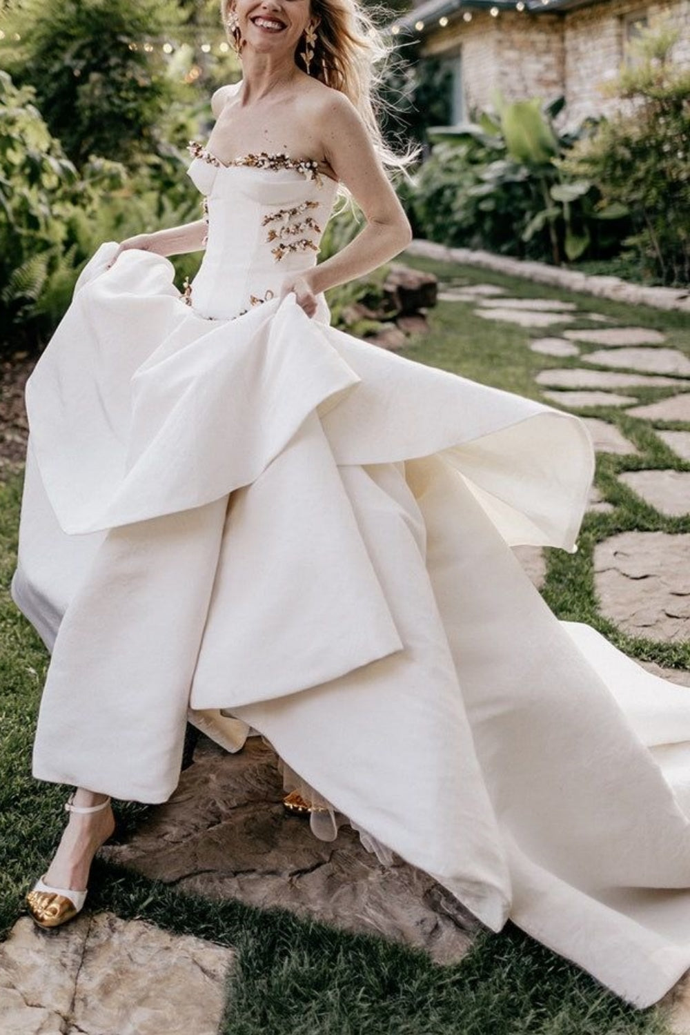 Girlhomeshops - Robe de mariée longue à volants, ivoire et or, avec traîne et perles, gh5389