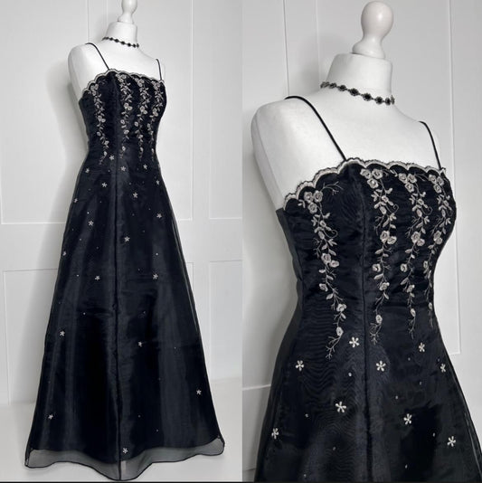 Robe nuisette noire et argentée brodée : bordure en dentelle, décoration à sequins, robe maxi sexy de style gothique pour les fêtes gh6608