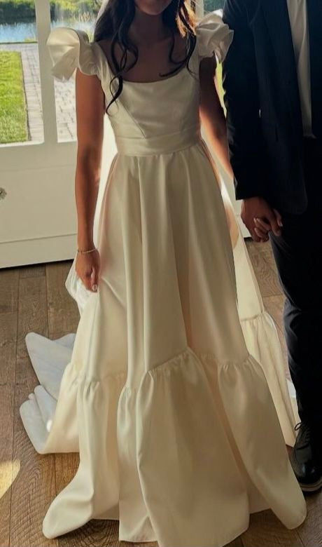 girlhomeshops-Romantisches elfenbeinfarbenes Satin-Brautkleid mit flatternden Ärmeln und gestufter Rüschenschleppe gh5816