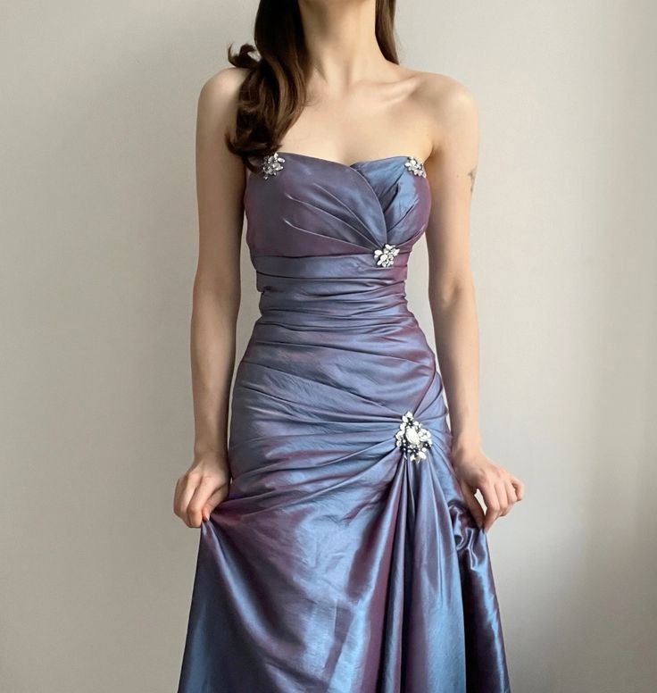 Lila glänzendes Vintage elegantes langes Satin Ballkleid Abendkleid gh3375